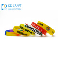 El color del logotipo grabado personalizado de alta calidad llenó la pulsera fresca del silicón del baloncesto del deporte para la promoción